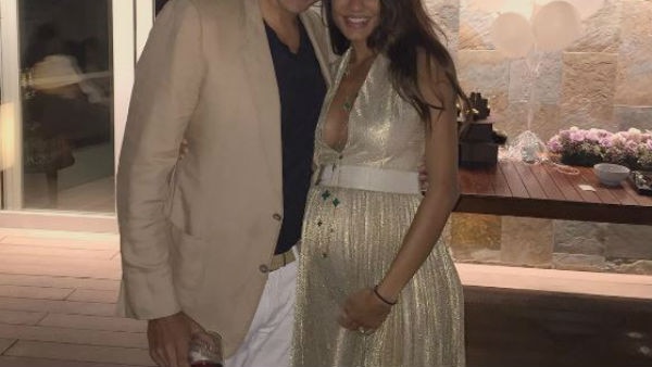 Pregnant Lisa Haydon shares an ADORABLE PIC of her BABY BUMP posing alongside hubby!   Pregnant Lisa Haydon shares an ADORABLE PIC of her BABY BUMP posing alongside hubby!