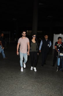 Shruti Haasan spotted  with alleged Boyfriend at airport!