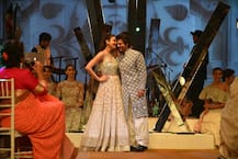 Shah Rukh Khan and Anushka Sharma SIZZLING chemistry at Manish Malhotra's  Mijwan 2017 fashion show!