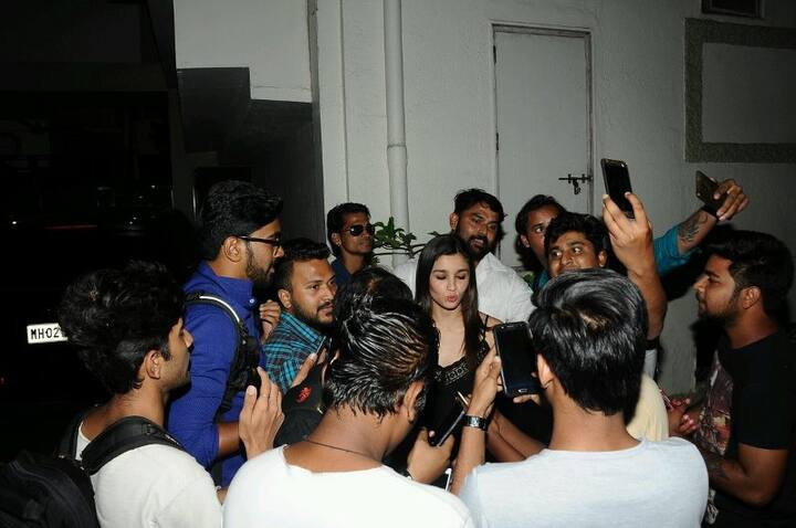 Alia celebrated her 24th birthday last night with her near and dear ones. Check out the pictures from her B'day bash...(Photo: Manav Manglani)
