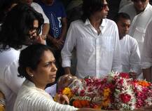 PICS- Vinod Khanna's last rites: Son Sakshi lights funeral pyre; Big B, Rishi Kapoor, Jackie Shroff & other Bollywood stars bid TEARFUL adieu to the superstar!