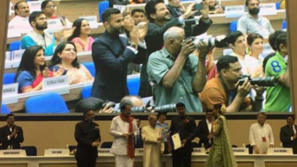 Anil Kapoor clicks pictures, beams with joy as Sonam receives National Award! Anil Kapoor clicks pictures, beams with joy as Sonam receives National Award!