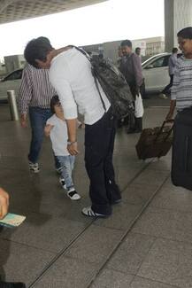 PICS: SRK with Abram & Aryan missed Kolkata flight; Star UPSET as 'KKR' fighting a crucial match tonight!