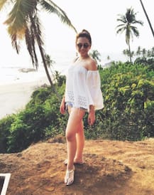 SEE PICS: Bigg Boss 10 star Nitibha Kaul BEATS THE HEAT in Goa with her college friends!