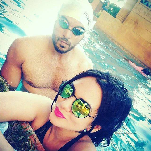 'Yeh Pyar Na Hoga Kam' fame Gaurav Khanna who is currently playing lead role in Life OK's ''Prem ya paheli - Chandrakanta' was spotted getting romantic with his wife in a pool this weekend