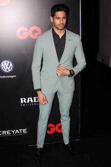 SEE PICS: Sidharth, Varun, Shraddha, Yami, Tiger, Anil Kapoor & other Bollywood stars make a stylish entry at GQ's Best Dressed 2017!