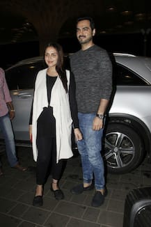 SEE PICS: Pregnant Esha Deol FLAUNTS her BABY BUMP at the airport as she leaves for BABY MOON with hubby Bharat Takhtani!