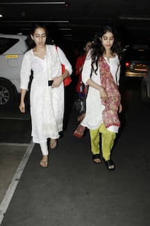 SAME SAME! Saif's daughter Sara & her BFF Jhanvi Kapoor SNAPPED at the airport TWINING in white & they looked simply GORGEOUS!