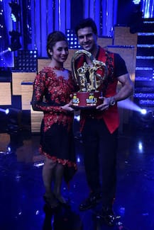 IN PICS: Divyanka Tripathi-Vivek Dahiya BAG 'Nach Baliye 8' trophy; Here's how the couple celebrated their VICTORY!