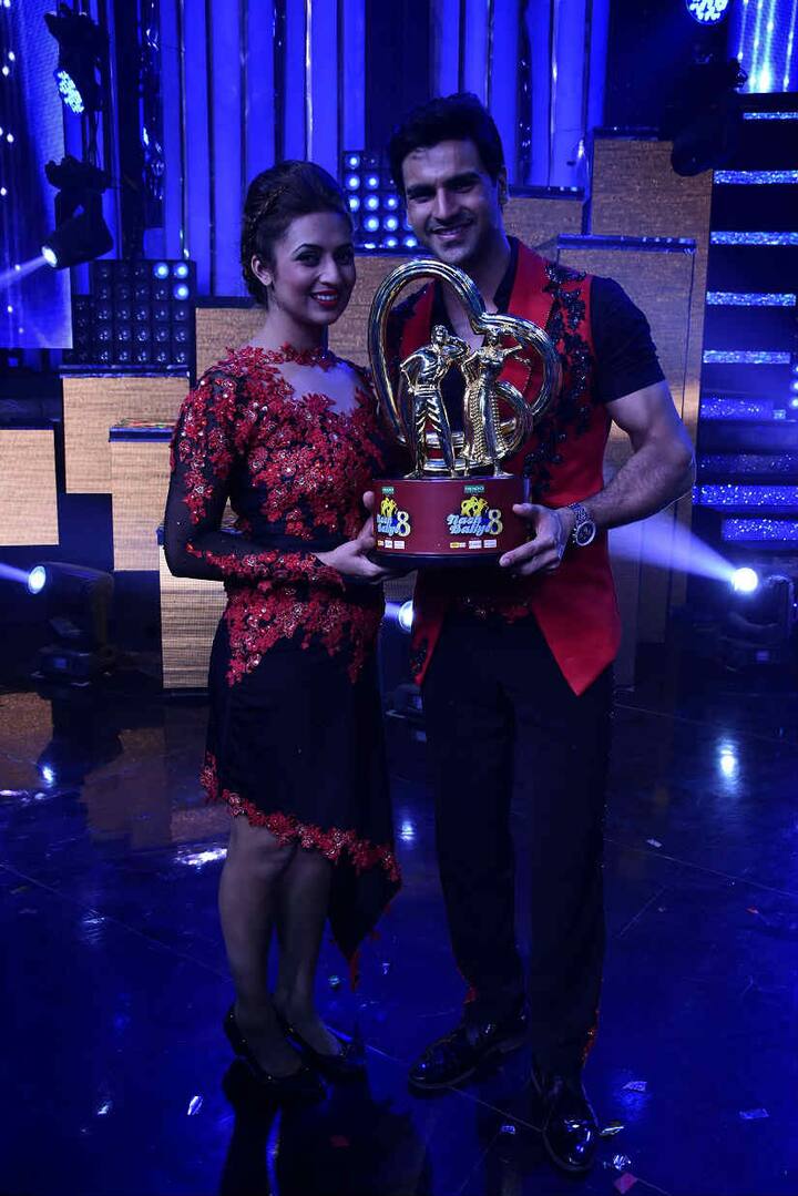 Amid a lot of excitement and nervousness, popular TV actress Divyanka Tripathi and her actor husband Vivek Dahiya were announced the winners of Nach Baliye 8. The couple lifted the coveted trophy beating other two finalist jodis- Sanam Johar-Abigail Pande and Sanaya Irani-Mohit Sehgal 