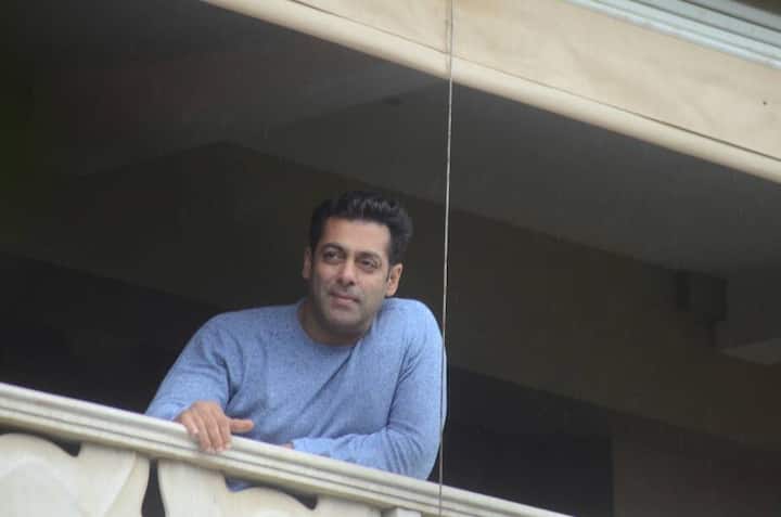 Massive crowd gathered outside Salman Khan's abode Galaxy Apartments in Mumbai to chatch 'Tubelight' star's glimpse on Eid 2017