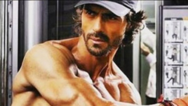 OMG! Arjun Rampal gets into a heated ARGUMENT with fans who FOLLOWED him to his house! OMG! Arjun Rampal gets into a heated ARGUMENT with fans who FOLLOWED him to his house!