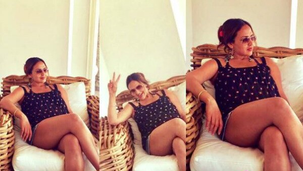 Mommy-to-be Esha Deol flaunts her BABY BUMP while chilling like a boss! Mommy-to-be Esha Deol flaunts her BABY BUMP while chilling like a boss!