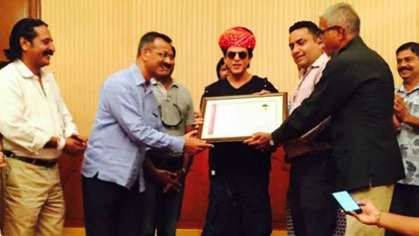 SRK accepts Honorary Membership from Jodhpur Tourist Guide Association SRK accepts Honorary Membership from Jodhpur Tourist Guide Association