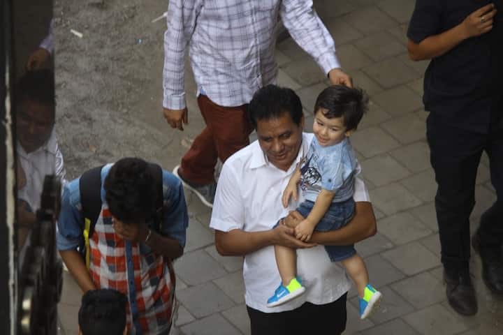 Taimur showed up in a light blue tee and dark blue shorts and all smiles as he reached the sets.