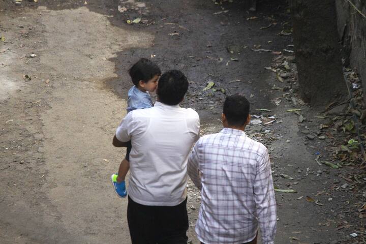 The junior nawab yet again had all eyes on him as he was being walked into the sets of the show and people present around were drooling over his cuteness. You'll see how, ahead!