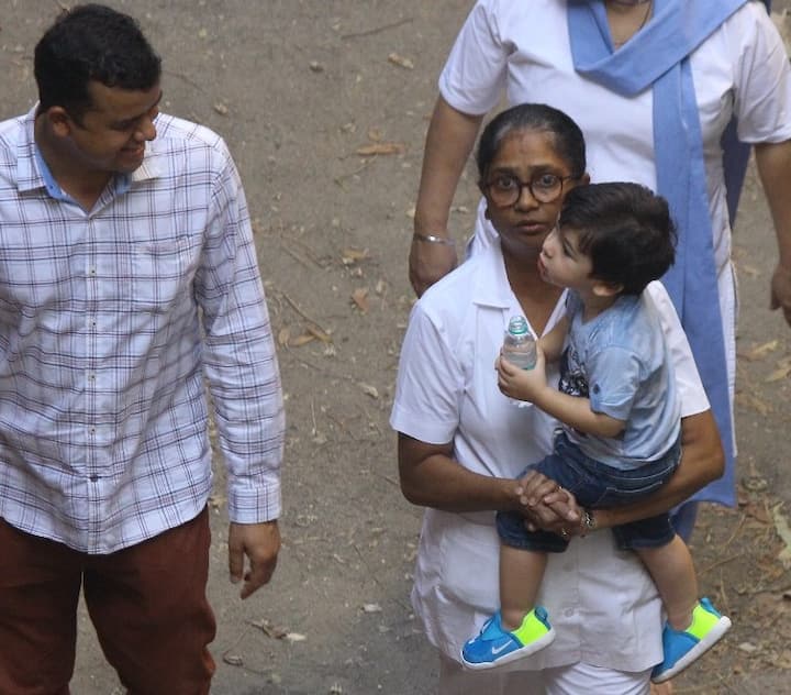 Taimur finally takes note of the man wanting to get his attention and the picture tells that the little star did make his 'fan' happy!