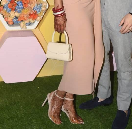 Check out the close up to Peecee's henna covered feet and they look beyond lovely.