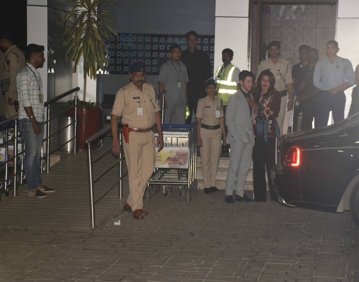 After hosting first wedding reception on 4th December in Delhi, Priyanka & Nick finally returned to Mumbai during late night of Wednesday. (Photo: Manav Manglani)