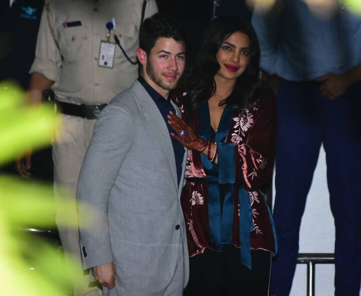 Priyanka & Nick posed together posed for the paparazzi at Mumbai Airport. (Photo: Manav Manglani)
