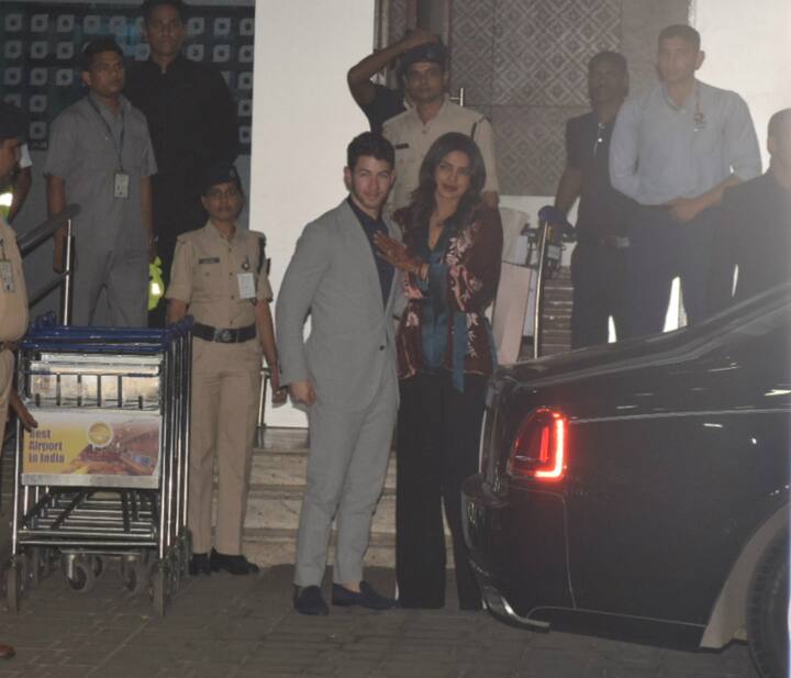 Here's another picture of Priyanka & Nick posing together & looking happy at the airport. (Photo: Manav Manglani)