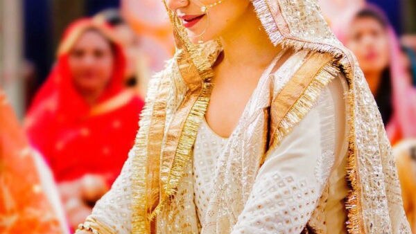 CHECK OUT: Anushka Sharma’s wedding look from ‘Sultan’ is breathtaking! CHECK OUT: Anushka Sharma’s wedding look from ‘Sultan’ is breathtaking!