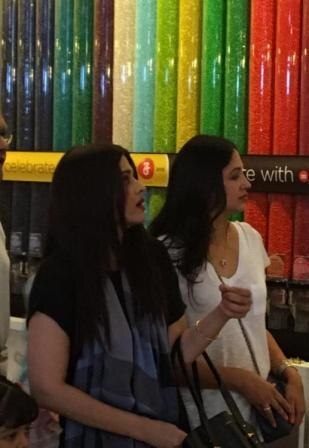 WOW!! Aaradhya accompanies Mommy Aishwarya for shopping i WOW!! Aaradhya accompanies Mommy Aishwarya for shopping i