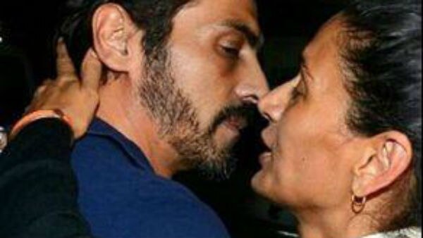 IN PICS: Arjun Rampal SPOTTED KISSING his wife Mehr at the Airport IN PICS: Arjun Rampal SPOTTED KISSING his wife Mehr at the Airport