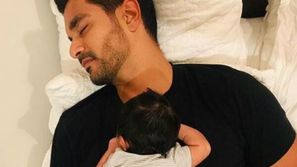 Neha Dhupia shares an adorable pic of hubby Angad & newborn daughter Mehr! Neha Dhupia shares an adorable pic of hubby Angad & newborn daughter Mehr!