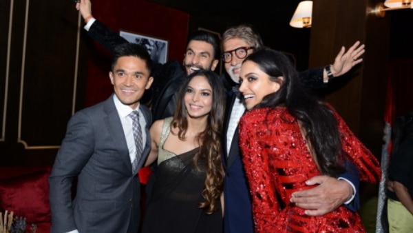 Ranveer & Deepika had a FACE-OFF at their reception and Amitabh Bachchan REVEALS which team won! (PICS INSIDE) Ranveer & Deepika had a FACE-OFF at their reception and Amitabh Bachchan REVEALS which team won! (PICS INSIDE)