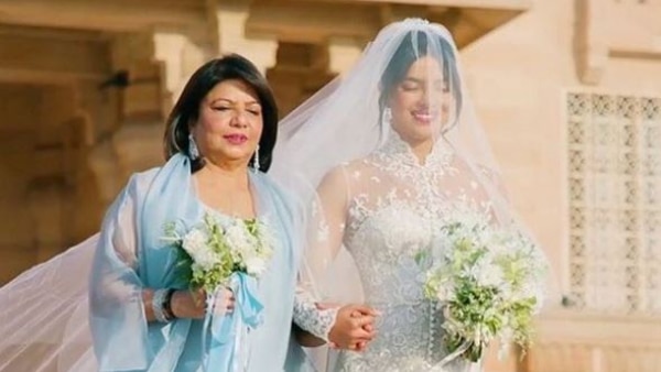 ‘’My baby looked like a princess’’- Madhu Chopra on Priyanka-Nick's wedding! ‘’My baby looked like a princess’’- Madhu Chopra on Priyanka-Nick's wedding!