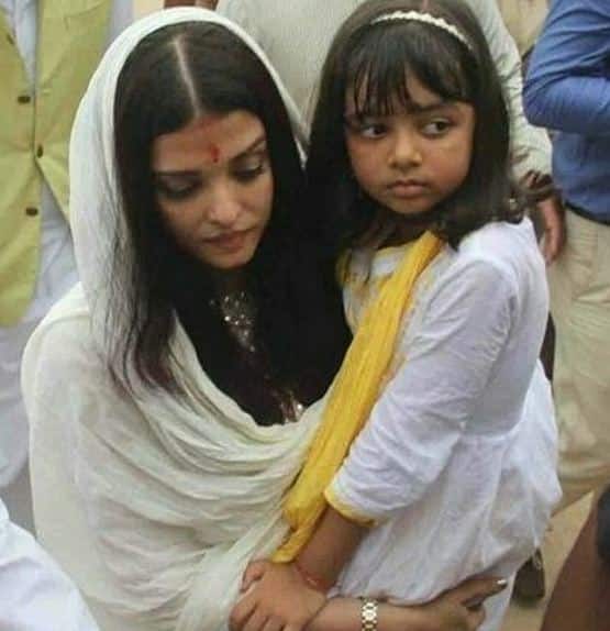 Upon their arrival at the Sangam, the group was received by some policemen and priests, who escorted them on to a boat.  After reaching midstream, the ashes of Aiswaryas father Krishnaraj Rai, who passed away in March this year, were immersed amid chants of hymns.(Pic: Instagram Fanclub)