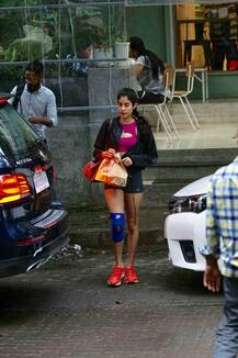 PICS: Sridevi's daughter Jhanvi Kapoor elegant in a traditional attire with one plait on Independence Day!