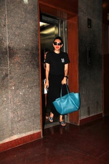 PICS: Stunning Karisma Kapoor & her pretty daughter Samaira spotted in Bandra salon!