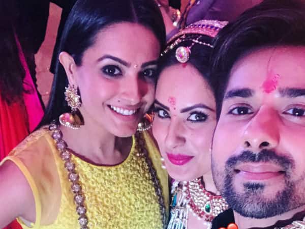 Popular TV actress and Puja's co-star from Çomedy Nights Bachao', Anita Hassanandani posing with the cute couple. (Photo: Instagram)