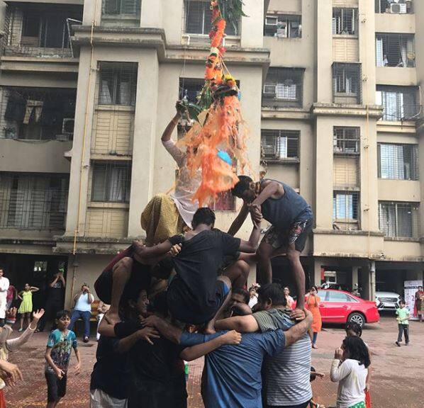 The popular TV actress stood at the top of the pyramid and broke the handi herself.(Photo: Instagram)