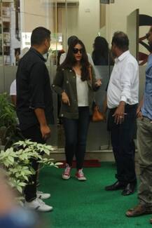 Adorable PICS: When Kareena Kapoor met an old lady fan outside post salon session in Bandra!