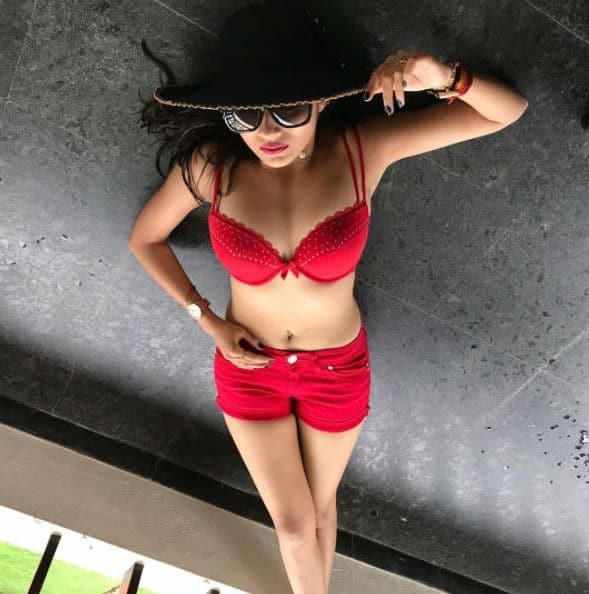 Along with the pic Tina wrote:The world looks better upside down????.. #sundaymusings #selflove #highonlife #tinaadattaa 