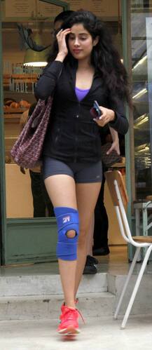 IN PICS: Sridevi's daughter Jhanvi Kapoor looked fresh as a dew drop outside a restaurant!