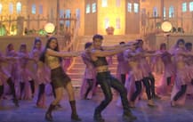 Chalti Hai Kya 9 se 12: Karisma Kapoor grooves to her song after 20 years with Varun Dhawan!