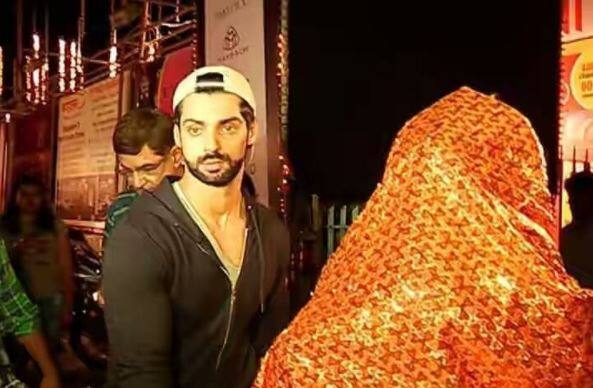 Famous TV actor Karan Wahi snapped as he was taking his Ganpati home 