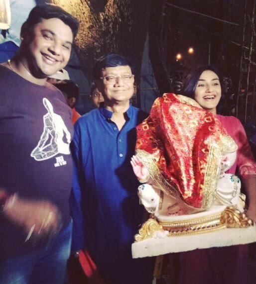 Actress Rati Pandey bringing her Ganpati home