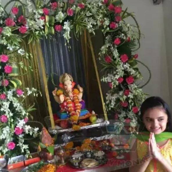 Child artist Ruhannika Dhawan of 'Yeh Hai Mohabbatein' fame posing alongside her ganesh idol at home  