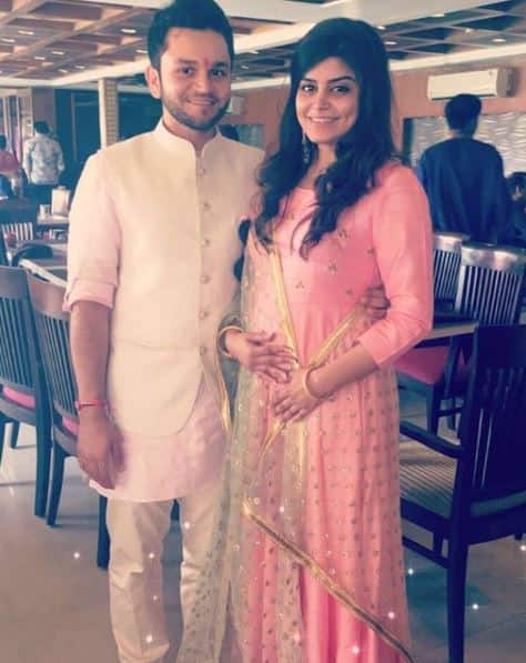 Sharing the great news with the fans, Karan posted this pic of Aayushi & Sail on social media congratulating them for their new life. The picture has been captioned as,