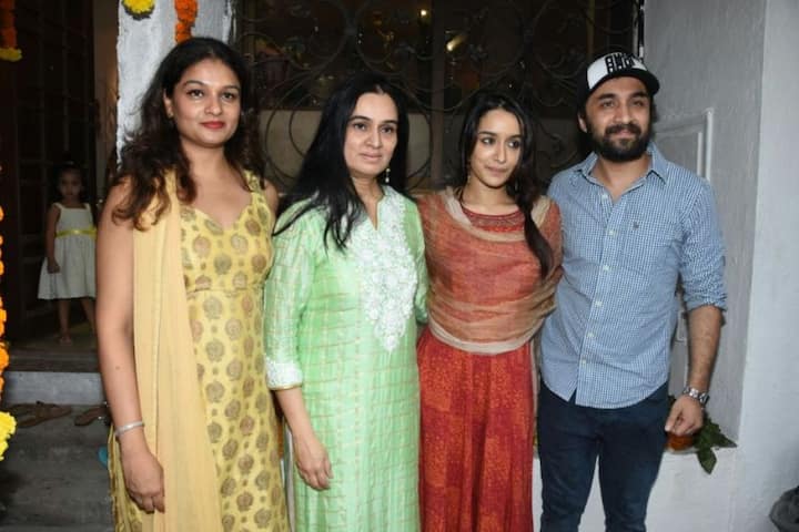 Shraddha with aunts Tejaswini and Padmini and her brother Siddhanth