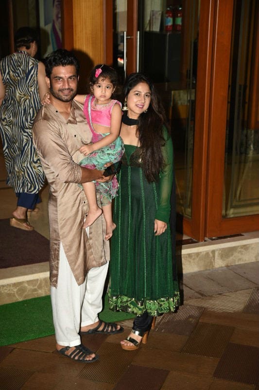 Here's the lovely trio posing for the shutterbugs