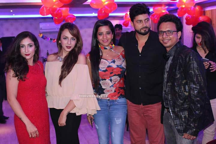 Also known as the 'Masterji' of BB 10, Naveen had come out as a soft person inside house and often entertained audience with his poetry recitals with good messages. He is still loved by his fomer co-contestants. Nitibha Kaul, Monalisa, Manu Punjabi, Lokesh Kumar, Lopamudra Raut made it to Naveen's Birthday bash a while ago.