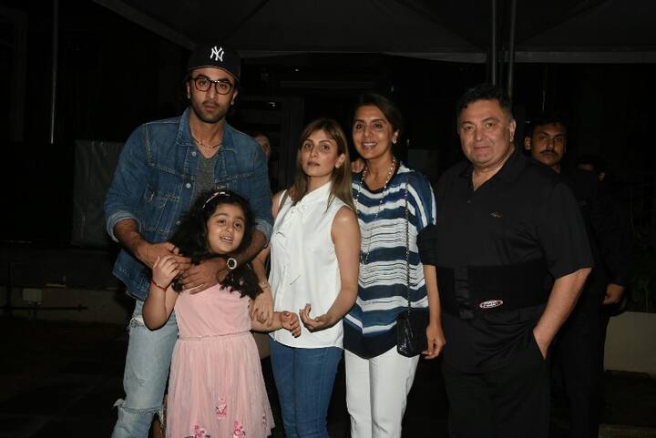  Rishi Kapoor, Neetu Kapoor, Ranbir Kapoor, Riddhima Kapoor Sahni and Samara Sahni were snapped outside a restaurant post their family dinner