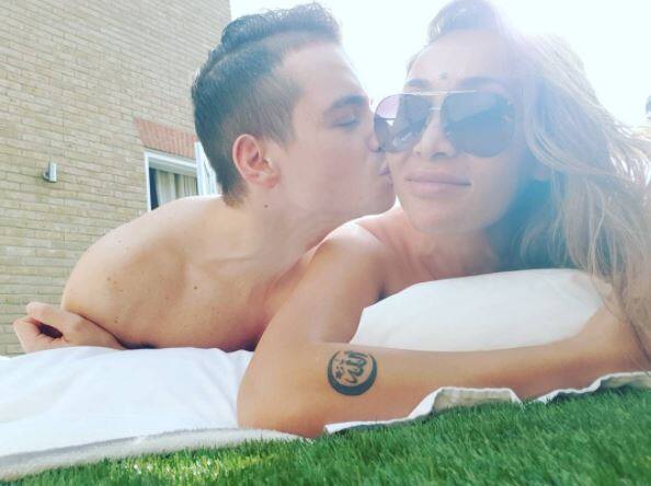 Recently Sofia posted a cozy pic chilling with her hubby on her open roof top! The lady captioned the pic:Just me you and the sun..private roof top..no tan lines ????????????