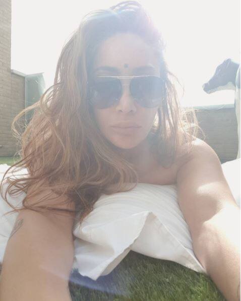 Sofia posted another pic of just herself taking a selfie on the same place